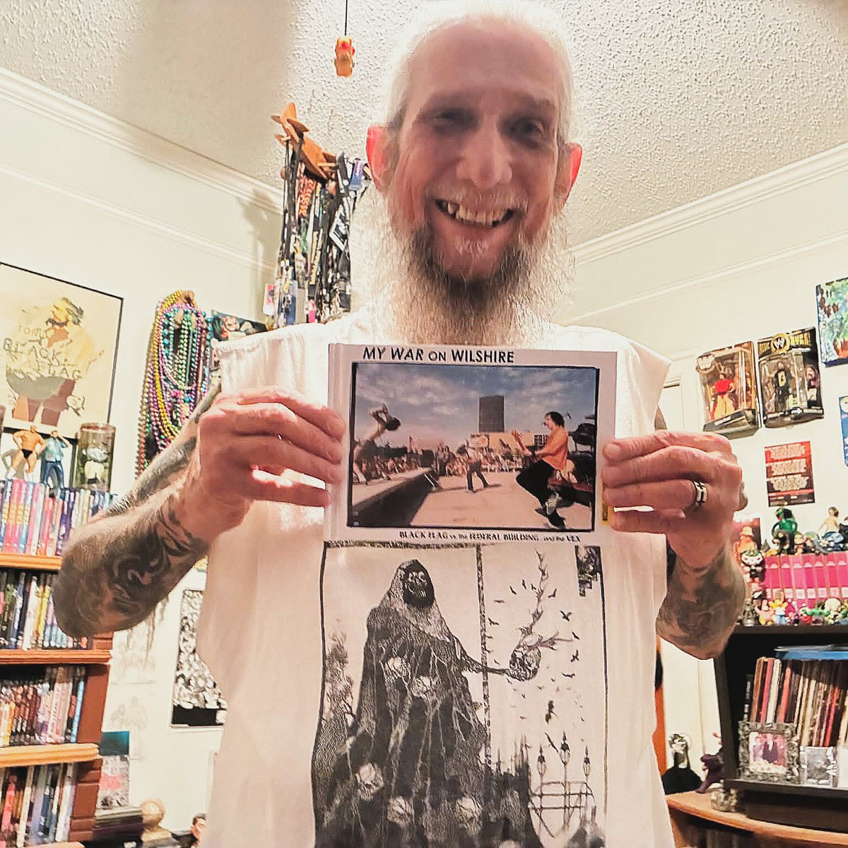 bazillionpoints's tweet photo. Pope David Chandler of St. Vitus / RĀDE blessing MY WAR ON WILSHIRE: "AWESOME!" 💪 🗡 Try wrestling this outta his hands...

#mywar #davidchandler #davechandler #saintvitus #stvitus #blackflag #slipitin https://t.co/gOkuSKOmPi