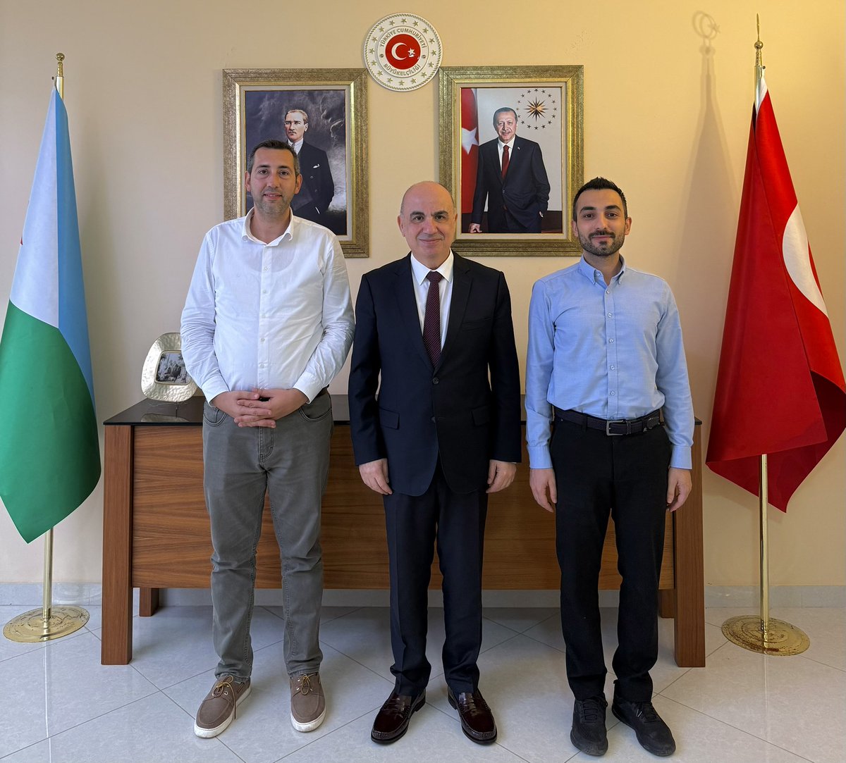 TC_CibutiBE's tweet photo. Büyükelçi Hüseyin Özdemir, göreve başlaması vesilesiyle nezaket ziyaretinde bulunan THY Cibuti Müdürü Enes Özyürek ile İstasyon Şefi Reşit Aslan'ı bugün Büyükelçilikte kabul etti.

Görüşmede, ülkemizin bayrak taşıyıcısı THY’nin Cibuti’deki faaliyetleri ele alındı. 🇹🇷✈️ https://t.co/ivAm67tQpc