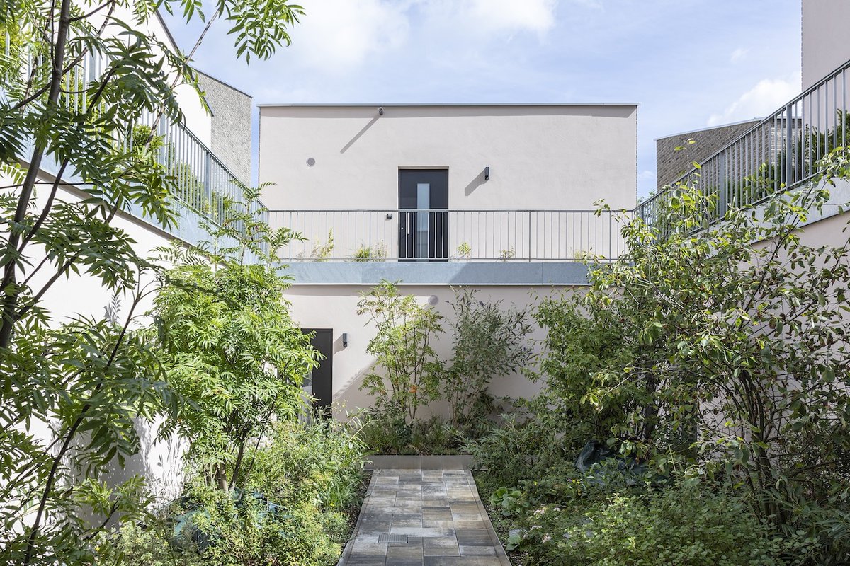 Architizer's tweet photo. #ProjectOfTheDay: Community House Brunnenstraße by Christoph Hesse Architects
This new mixed-use building gives Bad Wildungen a lively new address, with a café and shop opening directly onto the street and apartments gathered around a shared green courtyard above.
📍Bad Wildungen, Germany
Details: https://t.co/qQf0tjDBlc