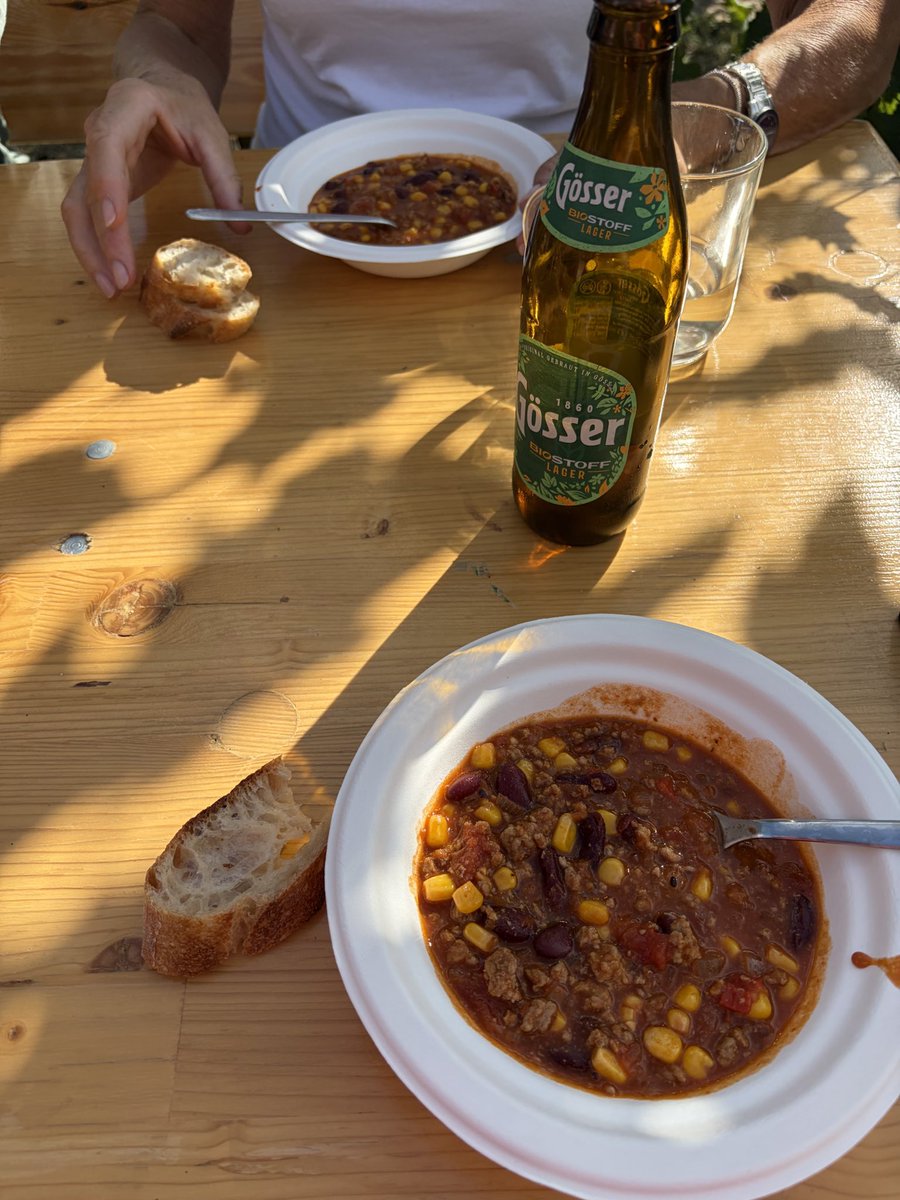 chritam's tweet photo. Gestern war ich in Fels am Wagram beim #BioWein #Lenhart lesen. Wein lesen. Kam später, habe dafür den 14 fleißigen Helferleins ein Chili con für’s Mittagessen mitgebracht. Sehr nette Gemeinschaft und ein gutes Team waren das 🥰 https://t.co/1EOmv7H3xp