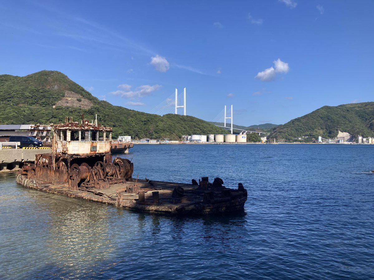fuurai6211's tweet photo. このへんでマニア向け案件をひとつまみ！
長崎市木鉢町！鼠島公園の銀杏丸を見に来ました👻
詳細不明の難破船。1980年頃からここにあるとか？

予想以上の"打ち棄てられ感"に萌えてしまいました✨
｢ちょっと放っといた漁船｣くらいだと思ったのに💦
難破しよっと、ってか♪ https://t.co/Df3X3jZyc7