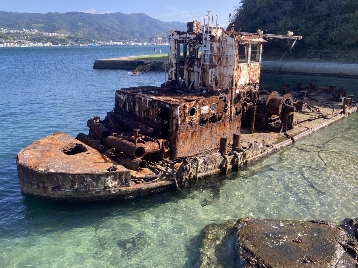 fuurai6211's tweet photo. このへんでマニア向け案件をひとつまみ！
長崎市木鉢町！鼠島公園の銀杏丸を見に来ました👻
詳細不明の難破船。1980年頃からここにあるとか？

予想以上の"打ち棄てられ感"に萌えてしまいました✨
｢ちょっと放っといた漁船｣くらいだと思ったのに💦
難破しよっと、ってか♪ https://t.co/Df3X3jZyc7