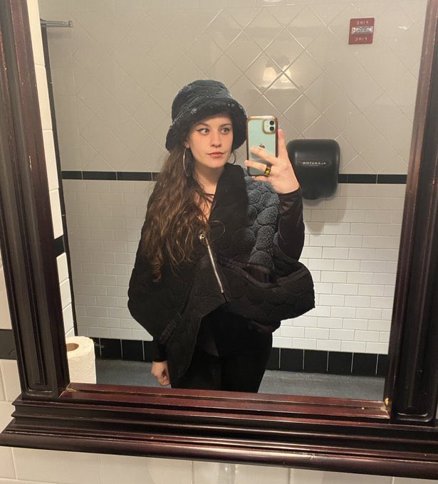 TraceWillems's tweet photo. 32 and single 🥰 https://t.co/GC0E13h0Ao