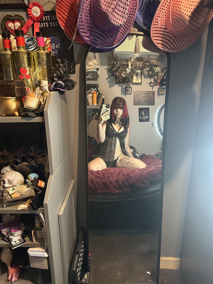 Elariamanish's tweet photo. if u’re staring this hard, at least admit the outfit did exactly what it was supposed to do https://t.co/yau0MCOsPa
