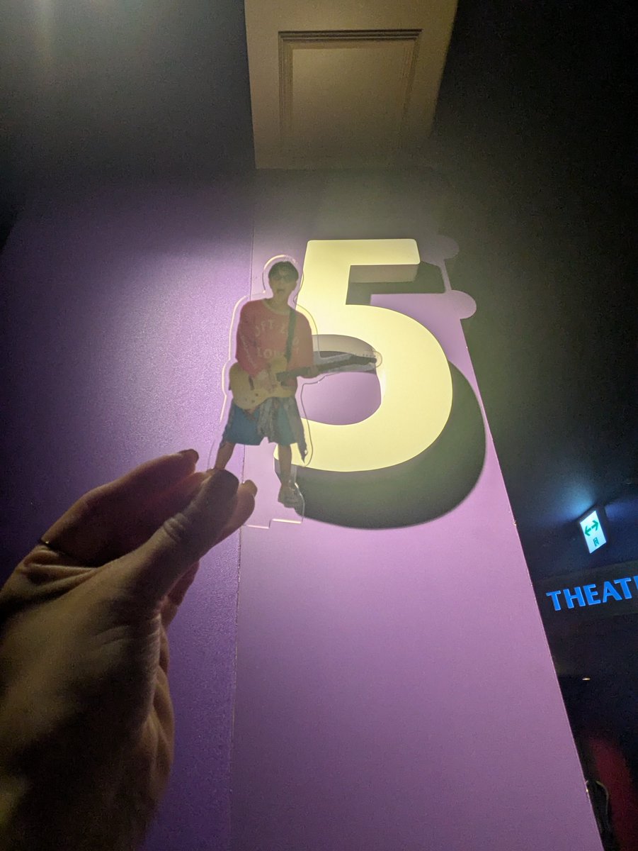 siroeight's tweet photo. 今日の平行と垂直🙌✨
ここの映画館も今週で終わるらしいけど結構な人(愛知県民調べ)が入ってたので良かった…！！ https://t.co/sCem4PqVZG