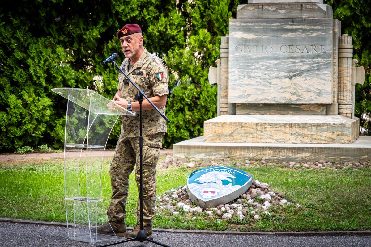 Esercito's tweet photo. “Essere #Alpini significa far parte di una grande famiglia, unita da valori che il tempo non ha cambiato: il #coraggio, la #solidarietà, il #sensodeldovere e la vicinanza al proprio commilitone. Gli Alpini fanno dell'addestramento in montagna, duro e realistico, uno dei propri elementi caratteristici, oggi accompagnato da un’evoluzione #tecnologica che sta coinvolgendo tutta la #ForzaArmata per poter rispondere alle nuove esigenze di difesa e sicurezza del #Paese. La Vostra forza risiede nell’unicità della Specialità e nel vostro cuore di #Soldati, in quel senso di appartenenza che, generazione dopo generazione, rinnova una tradizione di altruismo e dedizione riconosciuta e ammirata in #Italia e nel mondo.” Queste le parole del Capo di SM dell’#EsercitoItaliano, Gen. C.A. Carmine #Masiello, che ha incontrato il personale del Comando Truppe Alpine.