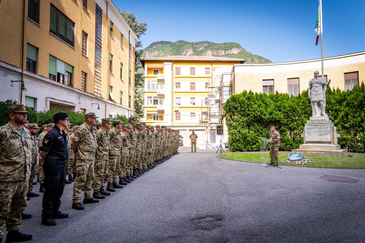 Esercito's tweet photo. “Essere #Alpini significa far parte di una grande famiglia, unita da valori che il tempo non ha cambiato: il #coraggio, la #solidarietà, il #sensodeldovere e la vicinanza al proprio commilitone. Gli Alpini fanno dell'addestramento in montagna, duro e realistico, uno dei propri elementi caratteristici, oggi accompagnato da un’evoluzione #tecnologica che sta coinvolgendo tutta la #ForzaArmata per poter rispondere alle nuove esigenze di difesa e sicurezza del #Paese. La Vostra forza risiede nell’unicità della Specialità e nel vostro cuore di #Soldati, in quel senso di appartenenza che, generazione dopo generazione, rinnova una tradizione di altruismo e dedizione riconosciuta e ammirata in #Italia e nel mondo.” Queste le parole del Capo di SM dell’#EsercitoItaliano, Gen. C.A. Carmine #Masiello, che ha incontrato il personale del Comando Truppe Alpine.