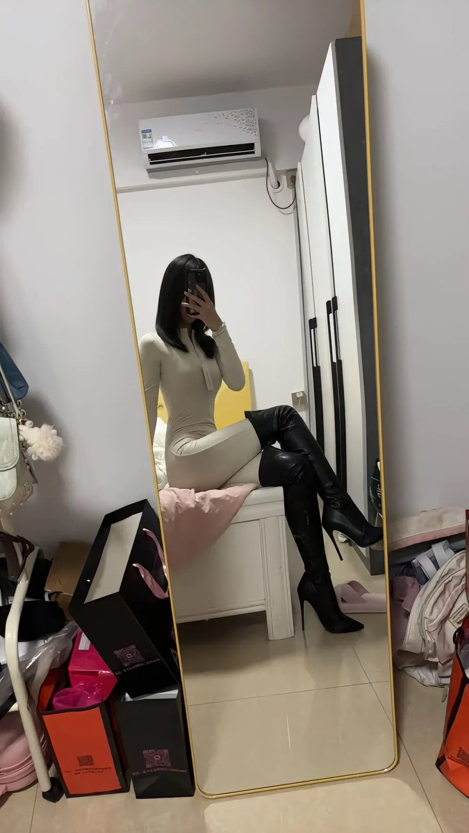 YYwanfu's tweet photo. 为了性感，一点点代价啦
#御姐 #高跟靴 #长筒靴 https://t.co/Qy02DdrfnV