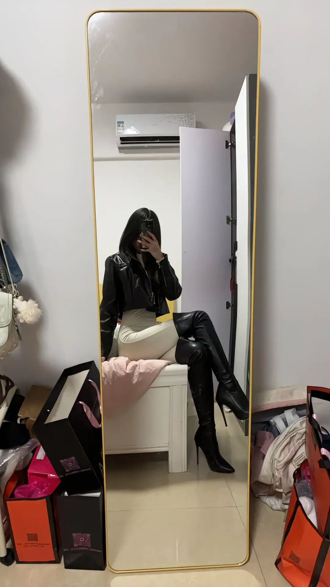 YYwanfu's tweet photo. 为了性感，一点点代价啦
#御姐 #高跟靴 #长筒靴 https://t.co/Qy02DdrfnV