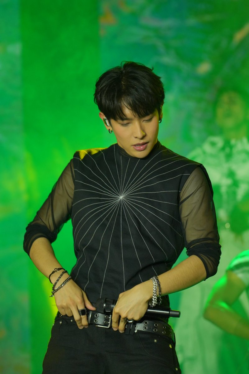 News5PH's tweet photo. GENTO ANG MALUPET NA PERFORMANCE 🔥

Nagpakita ng pangmalakasang stage presence ang P-pop icons na sina Pablo, Stell, Justin, Ken, and Josh ng SB19 sa isang launch event sa Manila.

📸: Sony Philippines https://t.co/WWN5VAb7HI