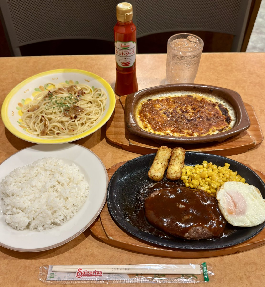 FIRE60028219's tweet photo. サイゼリヤで満腹になりたい時の
『1,150円限界セット』がこちら🐷🍚✨

・ハンバーグステーキ 400円
・ミラノ風ドリア 300円
・ペペロンチーノ 300円
・ライス 150円

これ全部で税込1,150円😱！！ https://t.co/bVbSwbfQCO