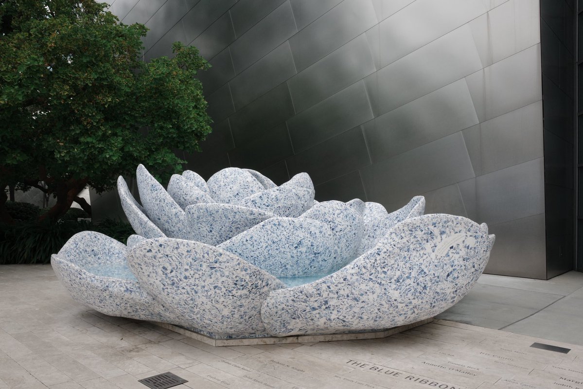 8mmum's tweet photo. Walt Disney Concert Hall
中も外も曲面。屋上庭園も迷路みたいで楽しかった。 https://t.co/tztNcPK5vi