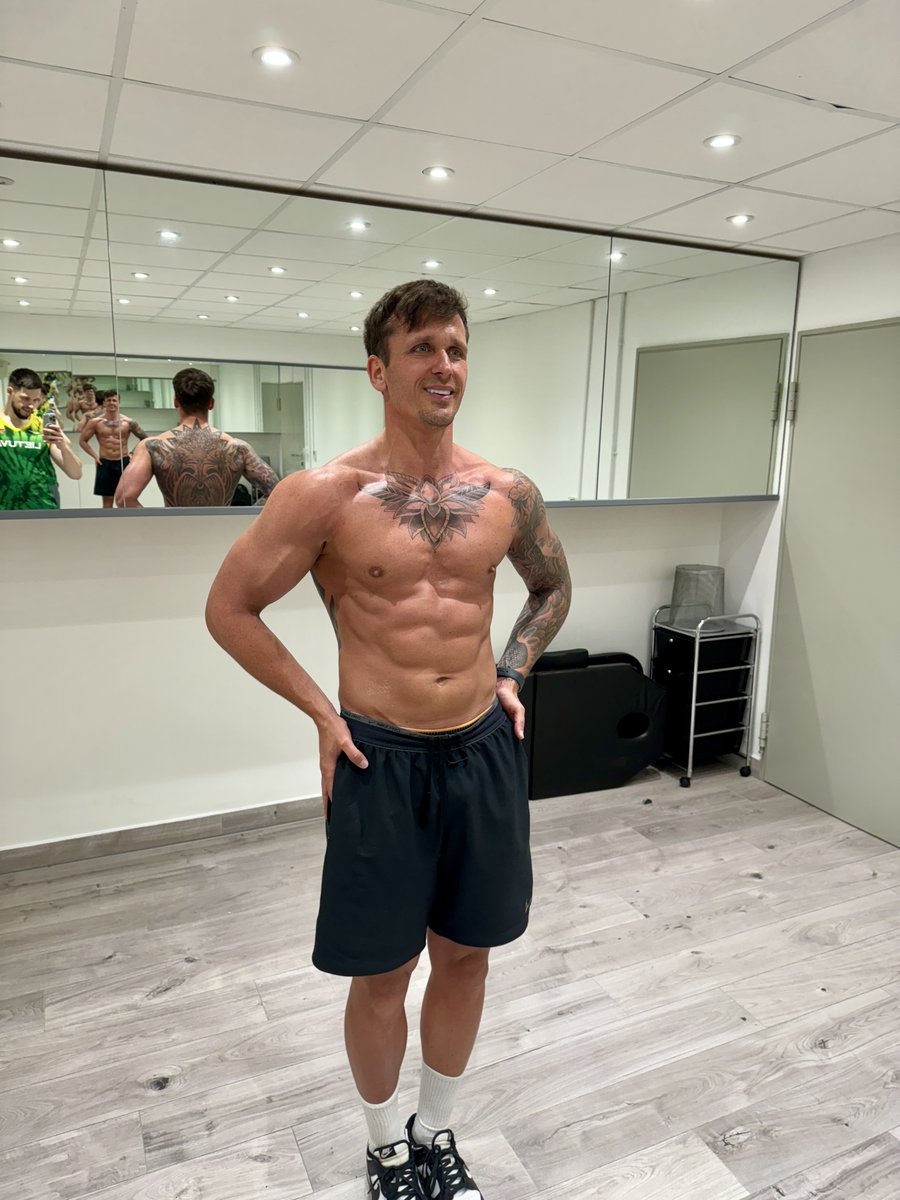 arudavicius's tweet photo. Some of the fittest men I've worked with have never once been happy with how they looked.

Competed. Trained six days a week at 23. Could run, lift, fight.

And still never had a body they were proud of.

It sounds ridiculous until you've heard it fifteen times.

1/6 https://t.co/9WAFlUg2TA