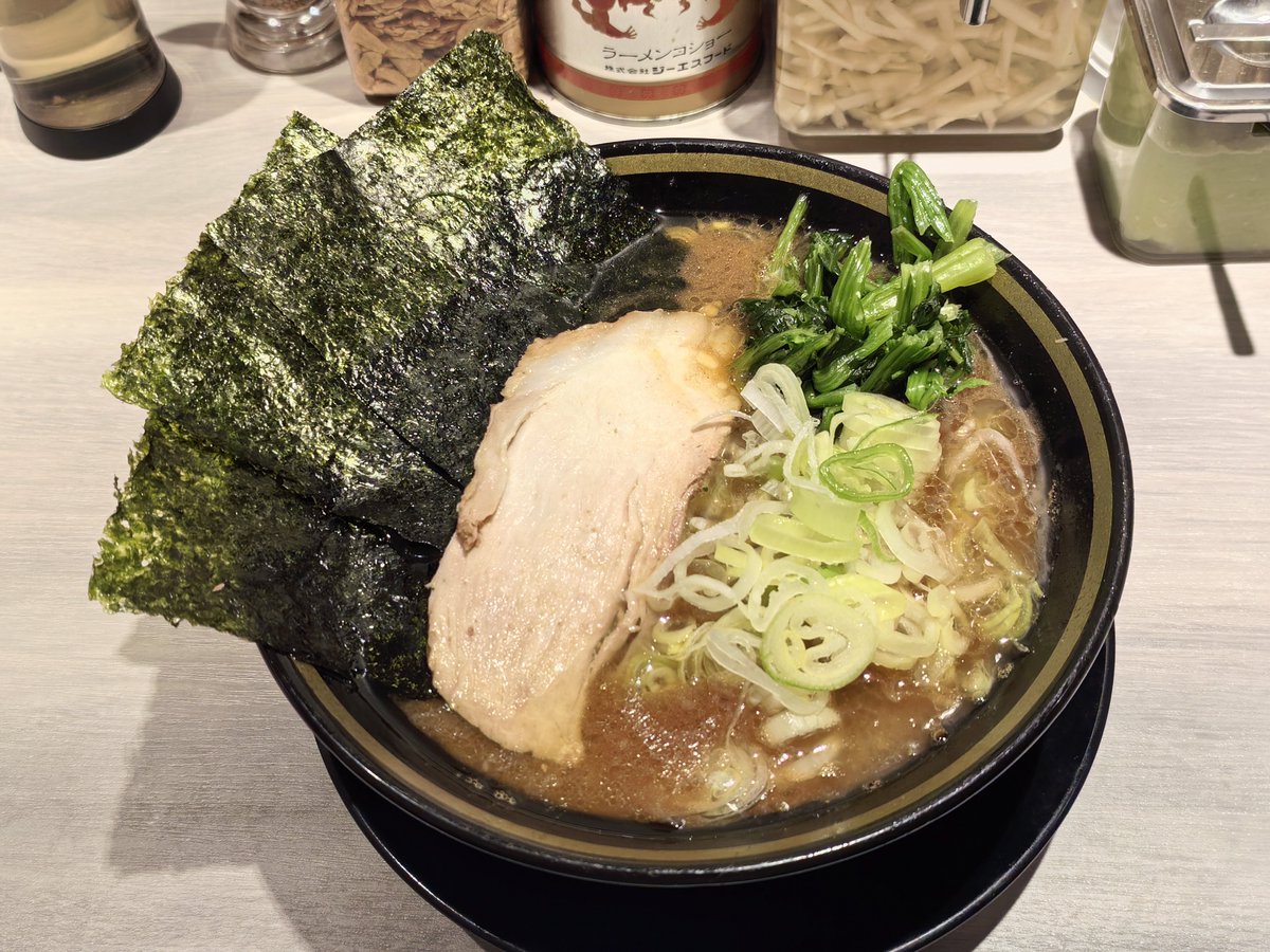 nh787's tweet photo. ラーメン@横浜家系ラーメン こむろ家 市ヶ谷
ネギトッピング
口にした瞬間豚鶏メインの動物系出汁がブワっと広がる(只'ω')キッチリ炊かれた濃厚さと、それでもサラリと飲みやすいスープ(ヾ(｡･ω･)ﾉ☆ﾟ+.酒井製麺のもっちり麺や、スモークチャーシューのモチモチ感も良くマッチ✨ #家系ラーメン https://t.co/Yj8VHrHDDX