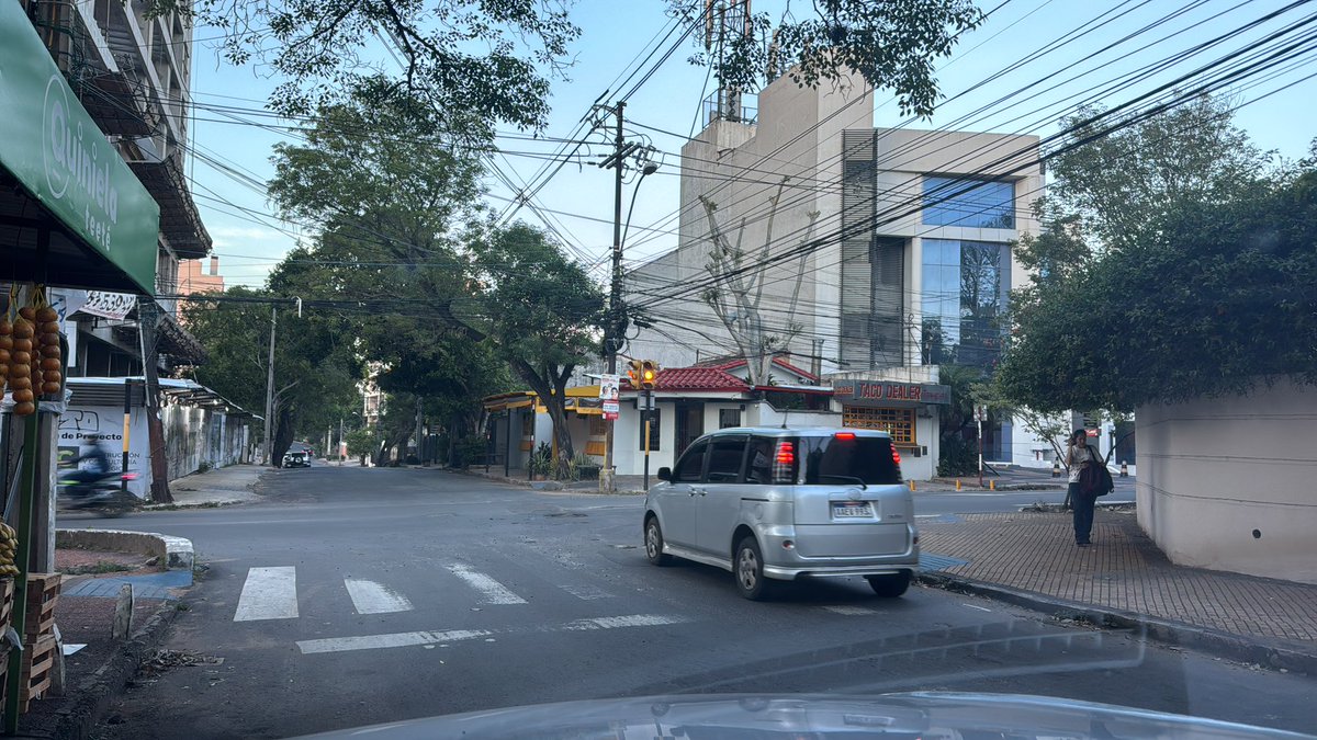 mario_diaz76's tweet photo. Semáforo fuera de servicio en zona escolar. Pacheco esquina Legión Civil Extranjera, amarillo intermitente en todos los sentidos @780AM @AM_1080 @ABCCardinal @oscar_marandu @Telefuturo @AsuncionMuni @asu_transito @ABCDigital @VivelaVidapy @680carlos @martidiazm @ClariArias1 https://t.co/MTkhgVHAAY