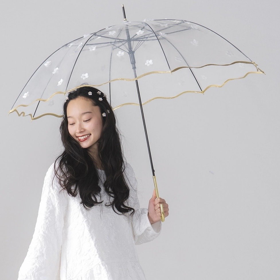 rika__cosme's tweet photo. ときめくもの、また見つけた…🌼☂️

透明な傘に咲くお花が可愛すぎるアンブレラ🥹💫

どんよりした空の日でも
お気に入りの傘があるだけで気分が変わる✨

「雨の日も可愛くいたい」を叶えてくれる1本です🫶

#傘 #ファッション雑貨 #ワントーンコーデ #モノトーン #カジュアルガーリー  #楽天ROOM https://t.co/9qKIe4e46s