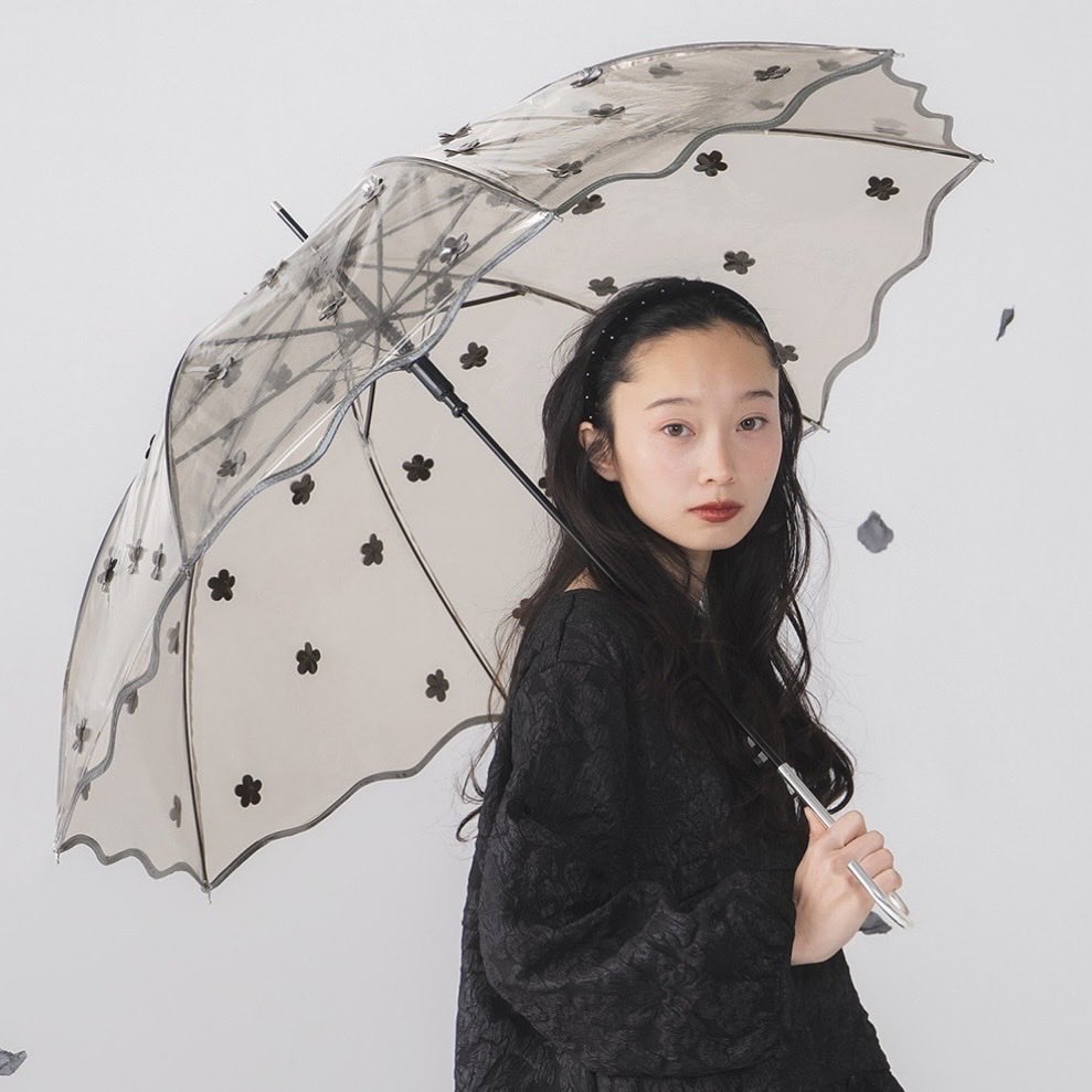 rika__cosme's tweet photo. ときめくもの、また見つけた…🌼☂️

透明な傘に咲くお花が可愛すぎるアンブレラ🥹💫

どんよりした空の日でも
お気に入りの傘があるだけで気分が変わる✨

「雨の日も可愛くいたい」を叶えてくれる1本です🫶

#傘 #ファッション雑貨 #ワントーンコーデ #モノトーン #カジュアルガーリー  #楽天ROOM https://t.co/9qKIe4e46s