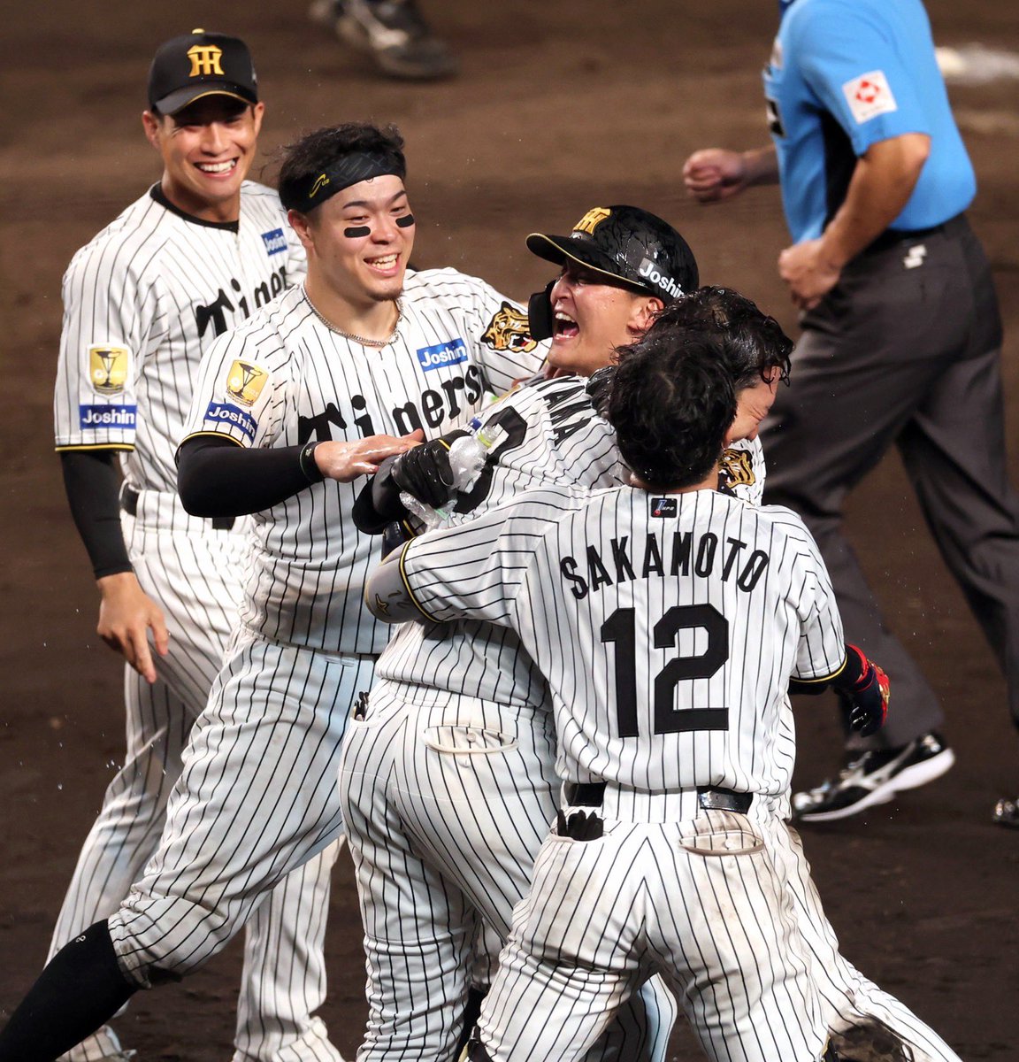 dailytigers2026's tweet photo. 水を浴び、もみくちゃにされる大山選手。4時間20分の激闘に終止符を打ちました！ https://t.co/cXe45kXuoh