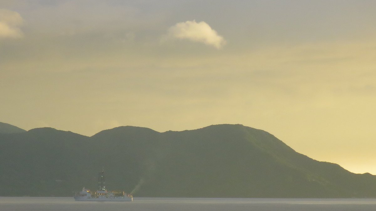 aminobu's tweet photo. ���地の台風通過は通常の雨風レベルで済んだ
夕方には西南の空は黄金色　東の空には虹が立つ

関東地方では大雨の被害も出ているようだが、大きな被害がでないことを祈るばかり

明日は台風一過の秋空とはいかないようで朝方だけ晴れて後は曇り https://t.co/mjv914tgvi