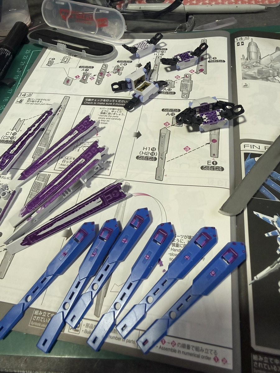 kiratomato_'s tweet photo. νガンダムはファンネルから作れよぉ…
 _:(´ཀ`」 ∠):_

我が家に伝わる口伝を守る。

#ガンプラ
#ガンプラ好きと繋がりたい https://t.co/v2SnNFwU6O