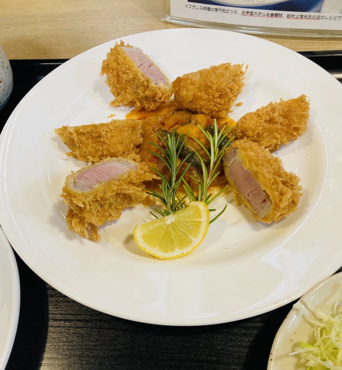 saorinshalala's tweet photo. #とんかつフランス革命 

1789年に自由と平等を掲げて始まったのがフランス革命🇫🇷
AIなみにわたしが要約すると
「フランスで革命があった」という事です🙂‍↕️

時は2026年　とんかつもラタトゥィユとローズマリーを添えて食べる時代がきました🐽

今日は小学校程度の知識を披露しました♪✌️ https://t.co/t0mfwdhC9g
