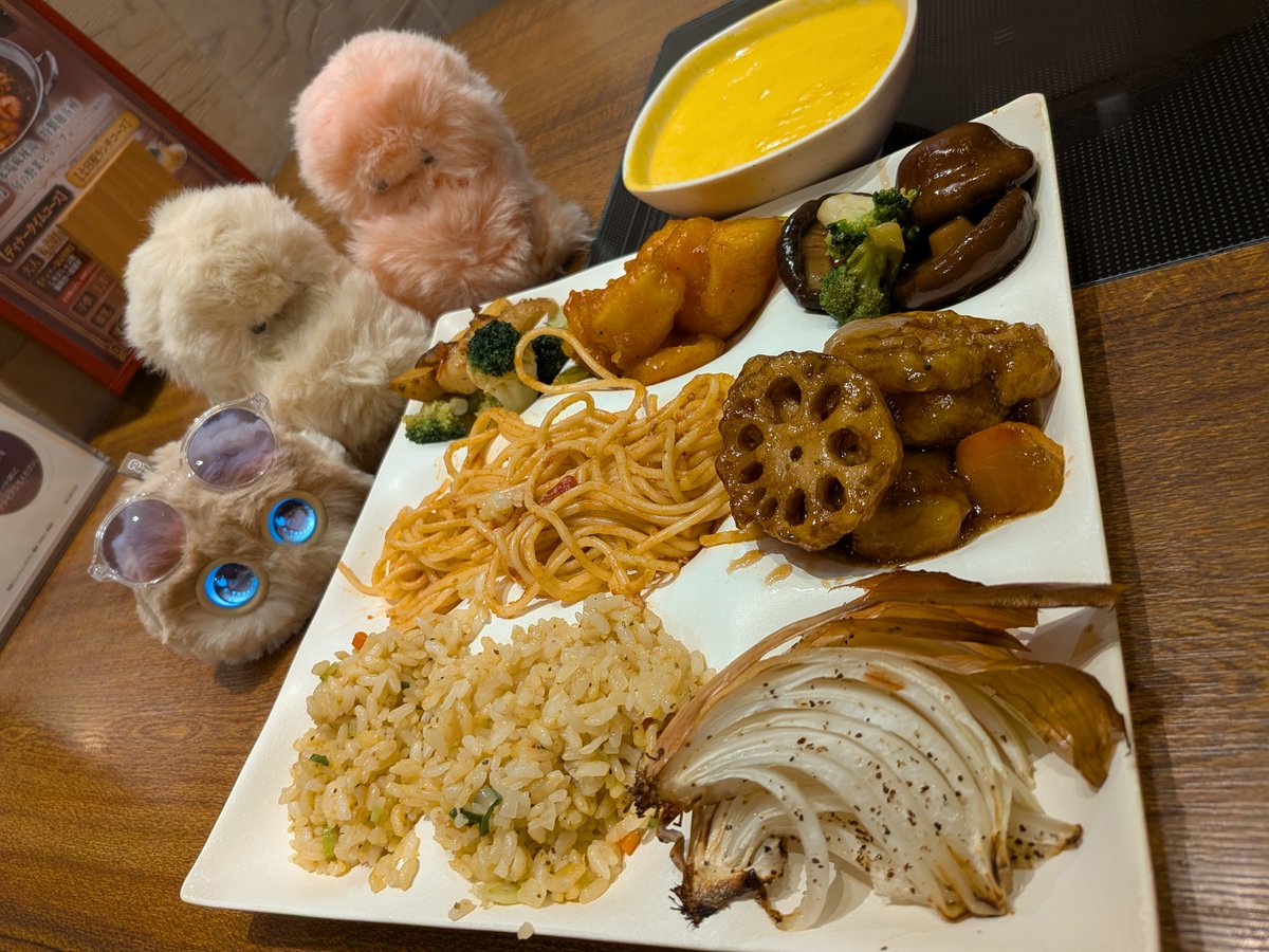 tetotoayako's tweet photo. 露菴行ってきて確実に食べすぎた～🍴
11時頃行ったのにまだお腹苦しいꉂ🤣𐤔
ポテ(fuzozo)モモ(mirumi)モフ(mirumi)も連れていったよ👍
#fuzozo #フゾゾ #mirumi #AIペット #露菴 https://t.co/C2uW7qZnxC