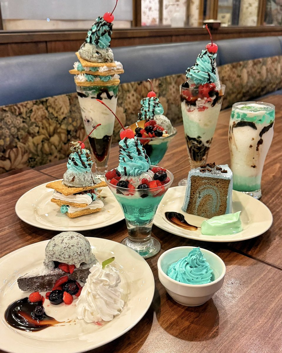 choco_mintk_'s tweet photo. ジョナサンでチョコミントメニュー全制覇したった、#チョコミント https://t.co/tngSVAOPVj