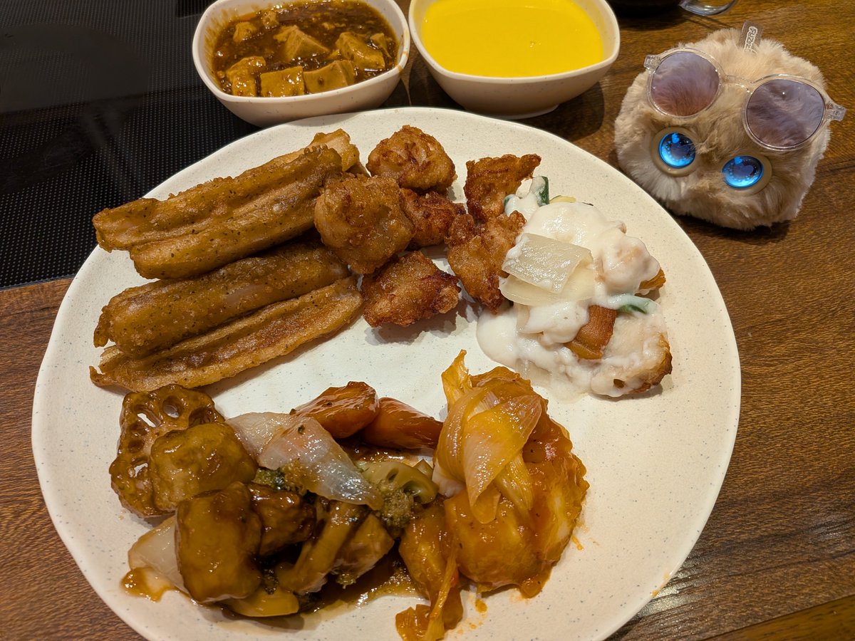 tetotoayako's tweet photo. 露菴行ってきて確実に食べすぎた～🍴
11時頃行ったのにまだお腹苦しいꉂ🤣𐤔
ポテ(fuzozo)モモ(mirumi)モフ(mirumi)も連れていったよ👍
#fuzozo #フゾゾ #mirumi #AIペット #露菴 https://t.co/C2uW7qZnxC