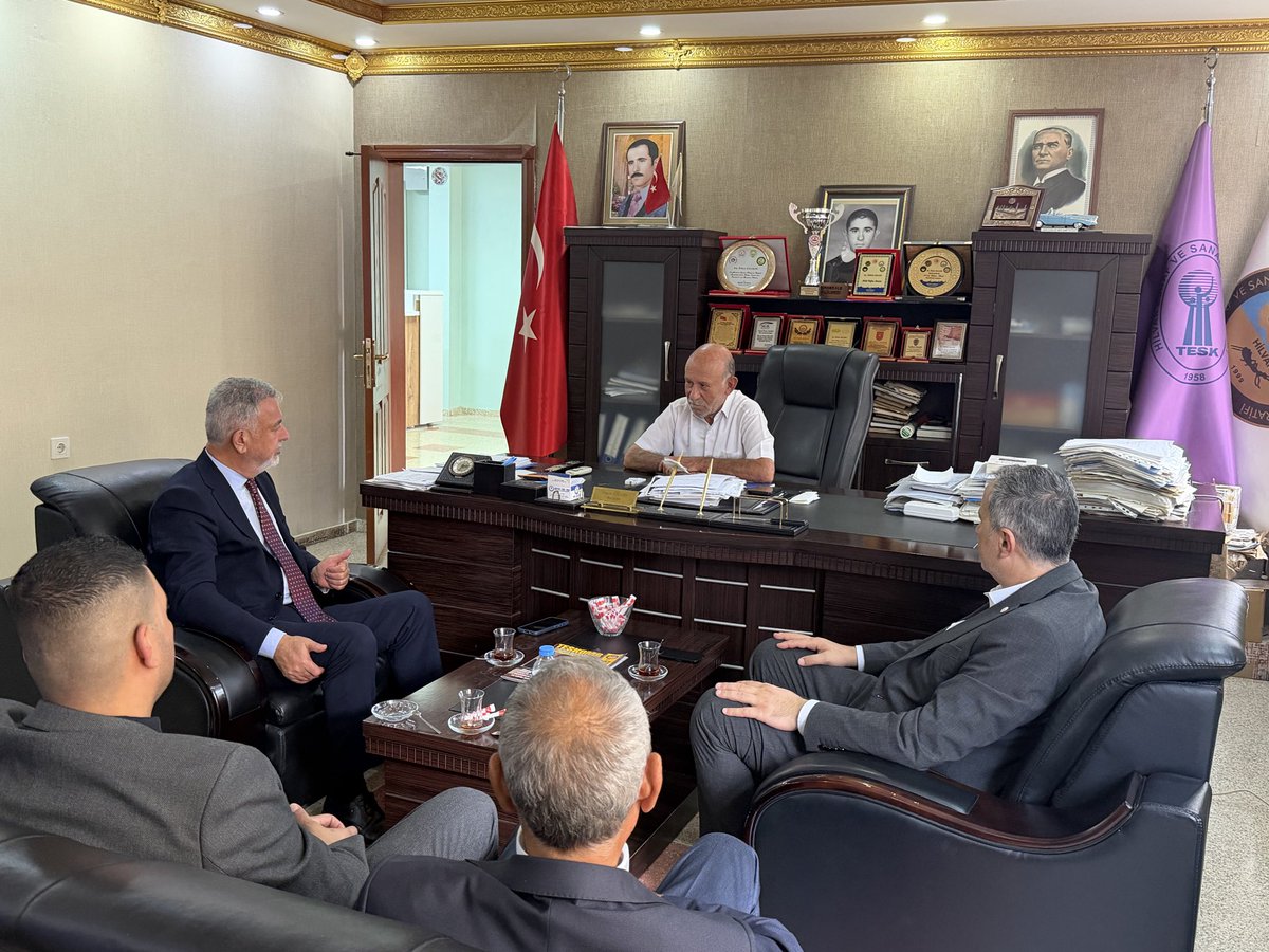 CumhurUzun48's tweet photo. Hilvan Esnaf ve Sanatkarlar Odasını ziyaret ederek Oda Başkanımız Sayın Ömer Salgın ile bir araya geldik.

Esnaf ve sanatkarlarımızın yaşadığı sorunları, artan maliyetleri ve çözüm önerilerimizi konuştuk.

Üreten, istihdam sağlayan, ekonominin yükünü omuzlayan esnafımızın emeğinin karşılığını aldığı bir düzen için çalışmaya devam edeceğiz.