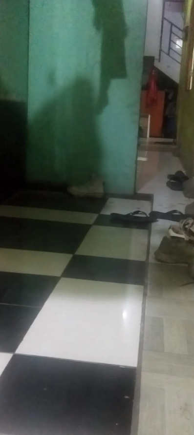 txtharihariWNI's tweet photo. Iseng photo-photo di area kontrakan, pas pulang baru sadar ada sesuatu.

Dibilang bayangan jemuran, tapi kok ngebentuk jelas banget. 😱😱

Btw, ada dua objek yang ke-photo.

Ada yang bisa lihat juga nggak? https://t.co/jsS32JeDPh