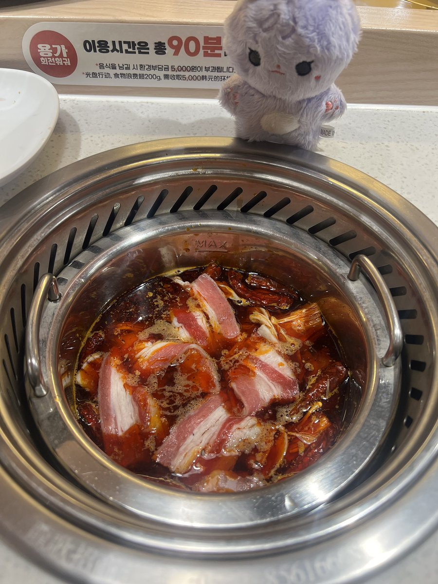 _dokjja's tweet photo. 독끼의 근황.
회전훠궈에 가서 노리는중. https://t.co/D4zTdfYNGa