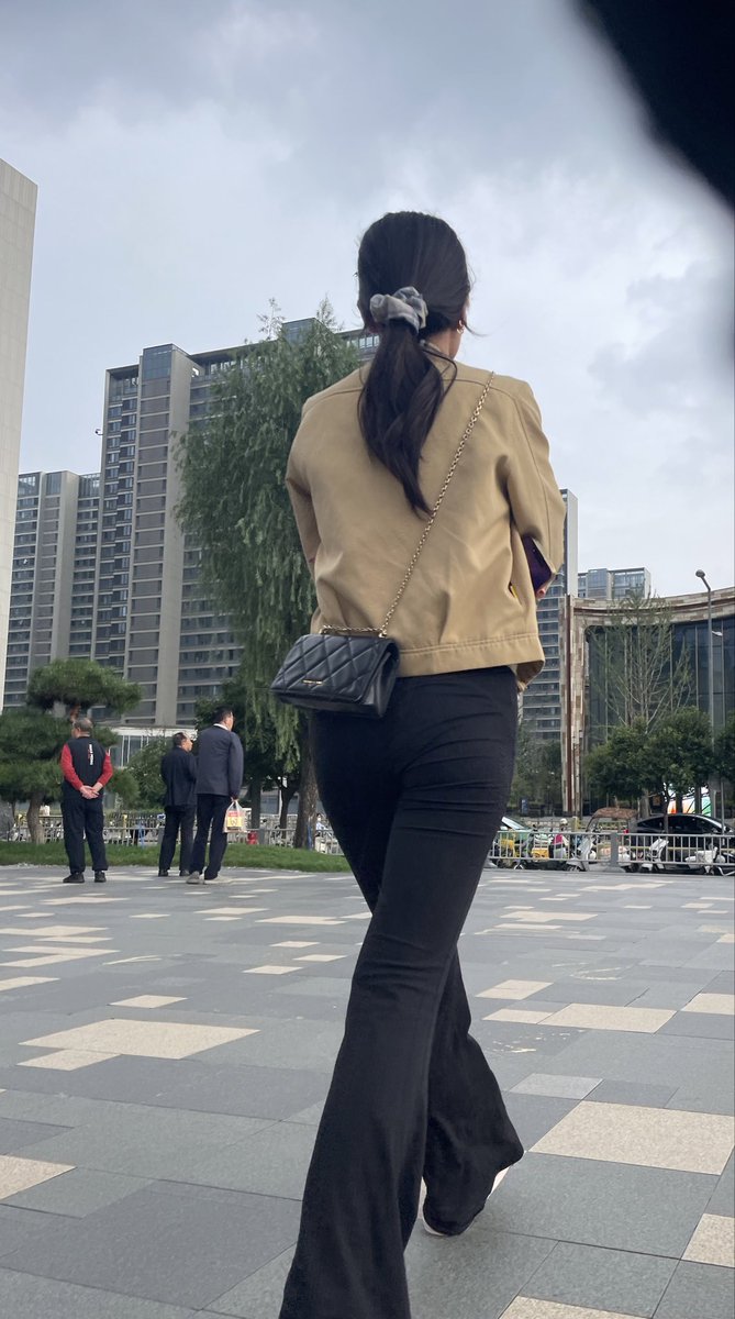 liveoldJoe's tweet photo. 今天的奖励
紧身裤，内裤痕迹
#人妻
#反差
#少妇 https://t.co/1cfnM1AFkd