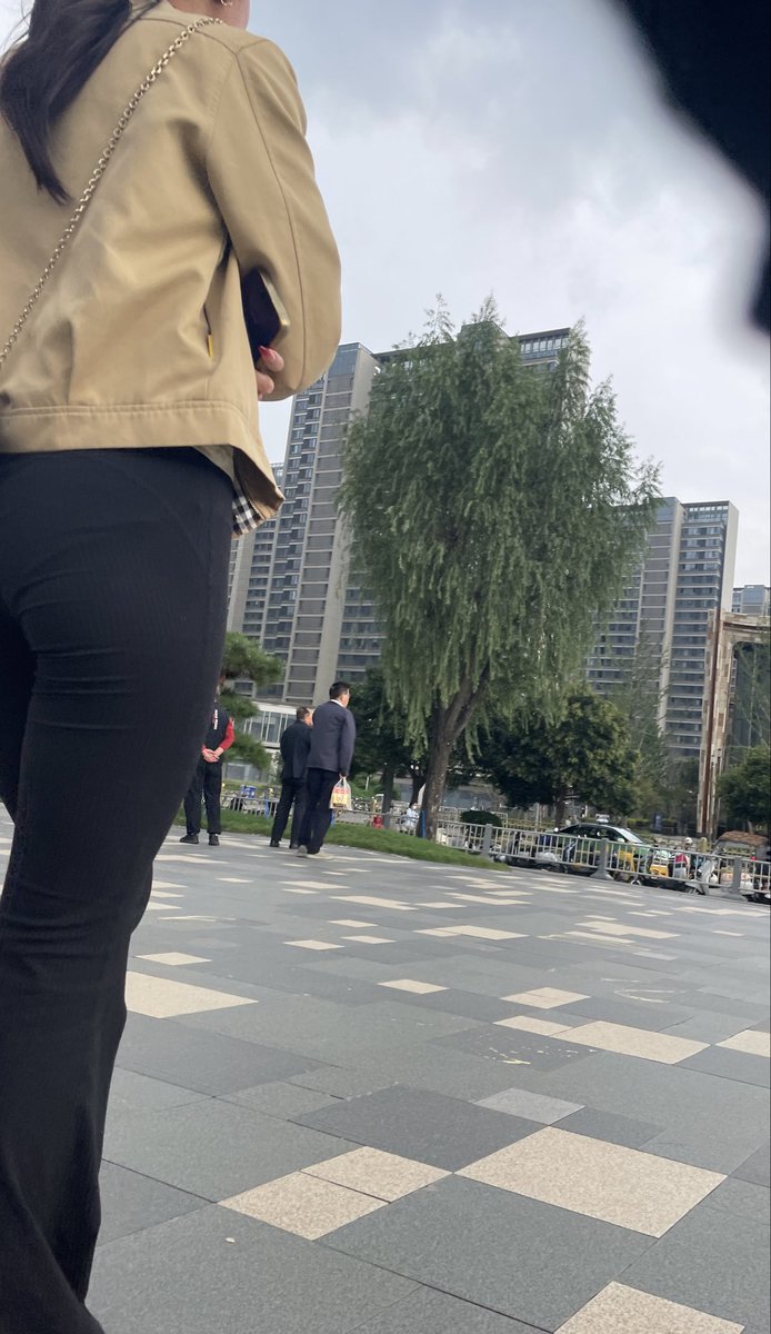 liveoldJoe's tweet photo. 今天的奖励
紧身裤，内裤痕迹
#人妻
#反差
#少妇 https://t.co/1cfnM1AFkd
