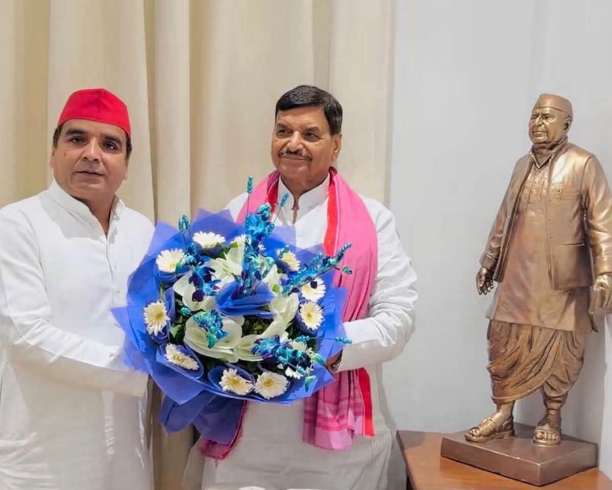 Anshulyadavsp's tweet photo. बहुत सुंदर फोटो आज आजमगढ़ में चाचा शिवपाल यादव जी का स्वागत करते हुए आजमगढ़ सांसद धर्मेंद्र यादव जी.!!

@shivpalsinghyad @MPDharmendraYdv https://t.co/rNX6EYijyu
