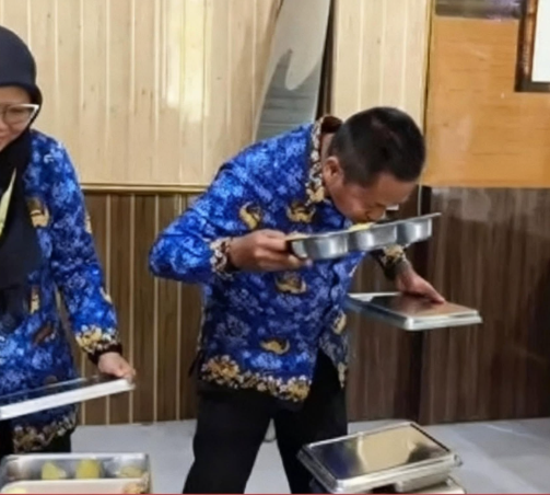 netizenledger's tweet photo. Kalau penyebab keracunan berasal dari Bakteri Patogen penyebab penyakit (Salmonella, E. coli, atau Staphylococcus aureus yang Tidak Mengubah Rasa &amp; Bau apakah guru masih disalahkan? STOP MENYALAHKAN GURU !!! https://t.co/YBtNIUYdOi