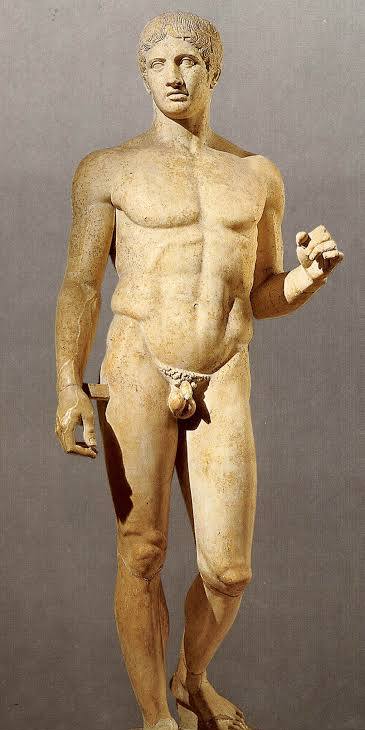 PROMAKOS_'s tweet photo. El pene pequeño en la estatuaria clásica. Un asunto más complejo de lo que parece.

El Doríforo de Policleto, que conocemos por copias romanas en mármol y que durante siglos se tuvo por el canon mismo de las proporciones del cuerpo masculino, lleva unos genitales a simple vista desproporcionados. Un trabajo de grado presentado en la Universidad de Copenhague en 2018 tomó proporciones sobre estatuaria clásica y confirmó que están muy por debajo de la media real.

La explicación que más se escucha desde hace décadas apunta al autocontrol. Aristófanes, en 'Nubes' (representada en el 423 a. C., aunque el texto que conservamos es una revisión posterior que quizá nunca llegó a las tablas), pone en boca del Argumento Justo lo que el muchacho bien educado sacará del entrenamiento antiguo: pecho lustroso, piel clara, hombros anchos, lengua corta, nalgas fuertes y el miembro pequeño. Kenneth Dover levantó sobre materiales de esta clase la lectura estándar, el pene pequeño como emblema de la 'sophrosyne', la templanza que ordena al ciudadano frente al apetito que domina al bárbaro y a la bestia.

La escultura, sin embargo, cuida el prepucio con mucha más atención que el tamaño del miembro. Los griegos manejaban un vocabulario anatómico preciso para una zona que a nosotros nos resulta menos diferenciada: 'posthe' era el prepucio, 'akroposthion' la porción tubular que rebasa el glande y termina en el orificio, y 'lipodermos' el glande descubierto, tenido por condición patológica y tratado como tal por los médicos. Rufo de Éfeso dejó por escrito la nomenclatura y Galeno llamó al prepucio uno de los ornamentos más útiles del cuerpo ('De usu partium' 11.13). Lo que la cerámica muestra en las figuras hermosas, según midió el propio Dover, son prepucios que llegan a ocupar tres cuartas partes de la longitud del pene, largos y afilados en punta.

De ahí la 'kynodesme', atadura de perro: una correa fina de cuero enrollada al 'akroposthion' que tiraba del miembro hacia arriba y se fijaba a la cintura o se anudaba sobre sí misma. Aparece con frecuencia en atletas y en comastas, y el léxico de Focio la explica como el cordón con que se atan el prepucio quienes al desnudarse se deshonrarían. Llevada de continuo, la tracción alargaría el tejido de forma permanente, con lo que el ideal resultaba además alcanzable por vía mecánica.

La contraprueba está en quién aparece dotado. Los sátiros van con penes enormes y el glande al aire, y los esclavos y bárbaros igual. En una tablilla corintia se representó a un esclavo circuncidado con un miembro descomunal y el glande pintado de negro, y en la cerámica ática los sacerdotes egipcios exhiben penes gruesos y circuncidados junto a un Heracles de prepucio largo y afilado. 

El asunto tuvo consecuencias que desbordan la estética. La circuncisión quedó asociada a lo bárbaro y lo servil, y el gimnasio, donde se entrenaba desnudo, la convertía en estigma visible. El primer libro de los Macabeos recoge que, levantado un gimnasio en Jerusalén, hubo judíos helenizados que se rehicieron el prepucio y abandonaron la alianza (1 Mac 1, 14-15); Celso describiría siglos después la operación con todo detalle quirúrgico ('De medicina' 7.25.1).

La lectura sigue discutida. Un trabajo reciente objeta que un pene flácido de tamaño corriente ya bastaría para transmitir contención, y propone en su lugar un desnudo desactivado, apto para el espacio público que frecuentaban mujeres y niños, mientras lo explícito quedaba confinado al simposio. La objeción me parece sólida y la alternativa floja. El marco general de Dover, heredado por Foucault, lleva veinte años cuestionado desde que James Davidson lo acusó de reducir el erotismo griego a la penetración, aunque su propia propuesta recibió también críticas muy duras.

El material apunta a algo que la lectura moral suele omitir y es que el atleta que entra desnudo en la palestra va tan sometido a convención como el que entra vestido, con una anatomía prescrita hasta el último detalle, incluido ese trozo de piel al que nosotros poca importancia le damos.