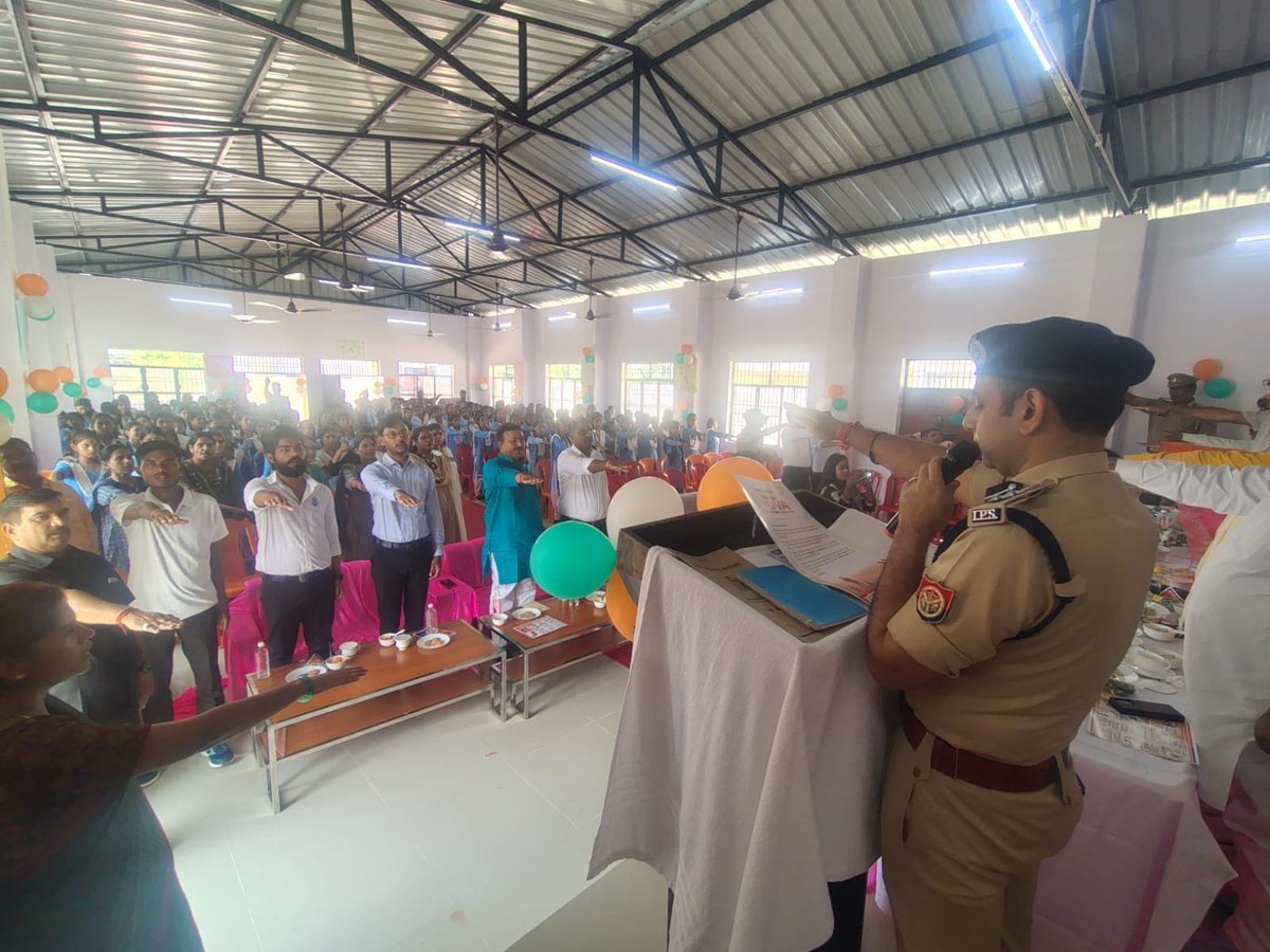 MYB_SDDN's tweet photo. राजकीय बालिका इंटर कॉलेज (GGIC), तेथरी बाजार में MY Bharat एवं पुलिस प्रशासन के संयुक्त तत्वावधान में नशा मुक्ति के लिए जन-जागरूकता एवं संकल्प कार्यक्रम का भव्य आयोजन किया गया। https://t.co/X7T9BzDFmf