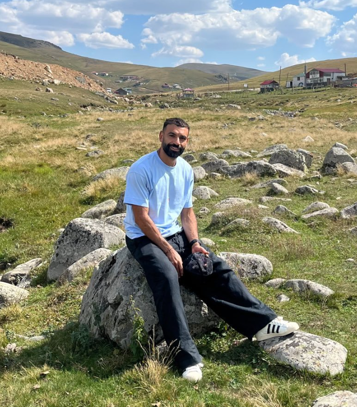 Eyaaaad's tweet photo. اللاعب المصري المحترف في تركيا محمد صلاح نشر صورة له وهو يجلس على صخرة في طرابزون.
https://t.co/UO2FOiRUIj
بحث الأتراك عن مكانها حتى وجدوها وبدأوا يتوافدون عليها ووضعوا لوحة مكتوب عليها "هضبة صلاح" وأصبحت مزار يقف الناس طوابير للمسها والجلوس عليها وبعضهم أصبح يقبّلها.

حالياً بعض الأكشاك بدأت تصل للمكان لتقديم الطعام والمشروبات وتحولت "هضبة كورت ديره" التي صور فيها صلاح لمكان سياحي.