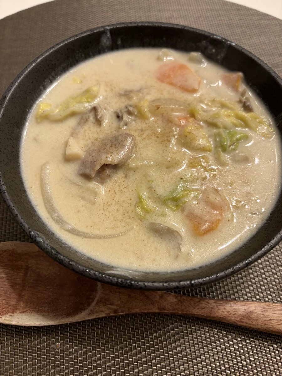 camcamxx's tweet photo. 不幸があり急遽実家方面へ
途中で食べたラーメン！羊蹄山をバックにテラス席で^ ^気温は高いけどもう秋の空🍂気持ち良かったです。夫が風邪気味な事もありすぐ失礼しました。夜は鶏もも肉と白菜と舞茸のクリーム煮〜豆乳仕立てでグルテンフリー 身体が温まり滝汗状態…で今タンクトップ姿💦 https://t.co/sw1YL6Ned3