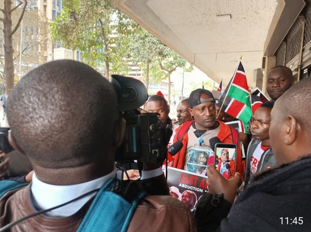 saraloys's tweet photo. 5 arrested at Aga Khan Walk for protesting Besigye abduction from Kenya.
Comrade MULINGE IS MISSING.
Produce Mulinge alive, free the 5.
#FreeMulinge #FreeThe5 https://t.co/Fc5TwPJe1O