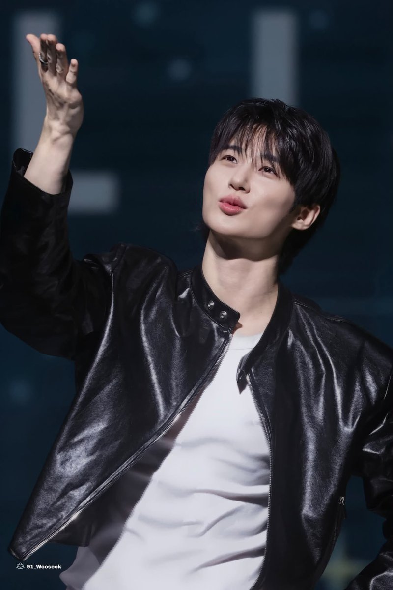 nyang_1031's tweet photo. 변우석 적당히 좋아하는거 어떠케 하는건데 

https://t.co/omRYWZT2yq https://t.co/fLDLMw6ZuE