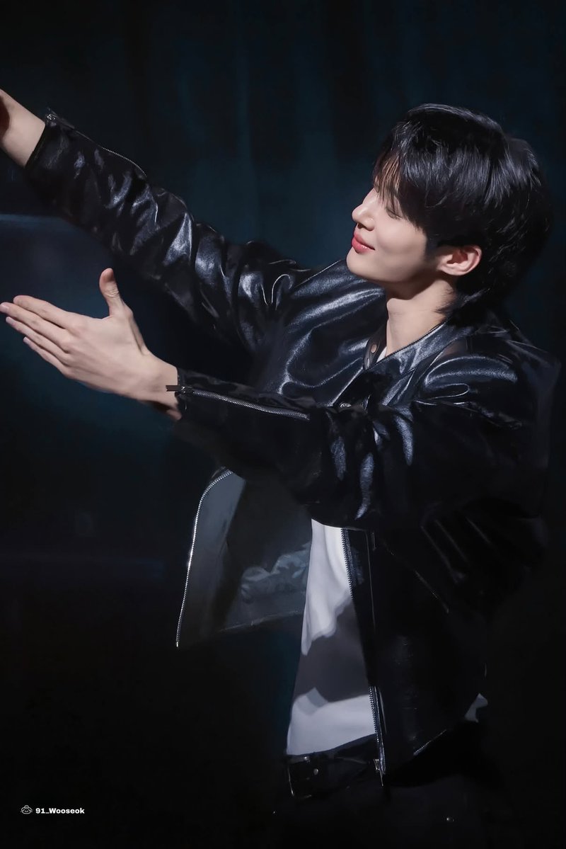 nyang_1031's tweet photo. 변우석 적당히 좋아하는거 어떠케 하는건데 

https://t.co/omRYWZT2yq https://t.co/fLDLMw6ZuE