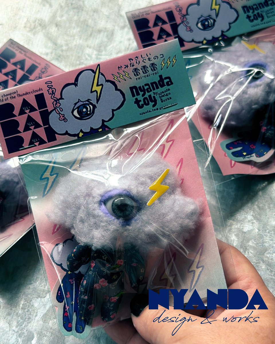 nyanda_d_w's tweet photo. 明日9/22の
#ds79
#ニャンダデザインアンドワークス
新作ぬいぐるみ

てのひらサイズの
やさしいかみなりぐものコ
雷雷雷(らいらいらい)

かみなりくものコだけど
明日天気になあれ!

勿論今回もシール付き！
ヘッダーも可愛く出来ました。
大体11ｃｍくらいです https://t.co/01yqAPqOI2