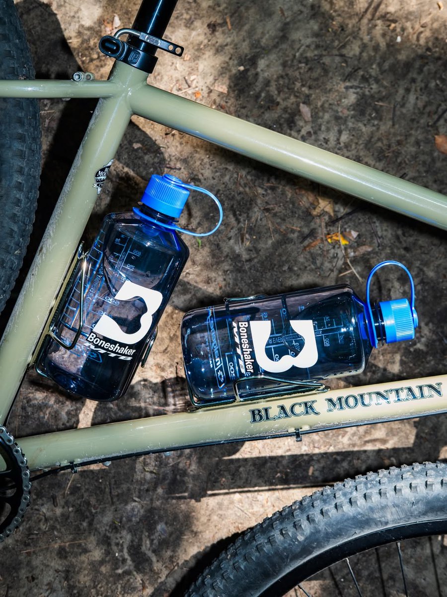 BLUELUG's tweet photo. トロントMTBシーンの中心人物Jake London氏の放つブランド《BoneshakerMTB》🩻
そのギークさ故なのか人柄故なのか、本当に彼の周りには人が集まります。
アパレル業界で培った彼のセンス光る✴︎型破り且つホネもある心揺さぶり系プロダクトが到着🫨🦴
https://t.co/0Q0fN2XWjn https://t.co/pFpXp3V22q