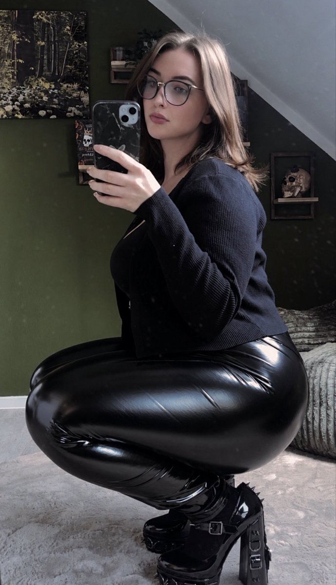 DarkGoddesAnna2's tweet photo. Woke up with expensive taste and absolutely no intention of fixing it. 👑 https://t.co/f4E5Dd5Ghd
