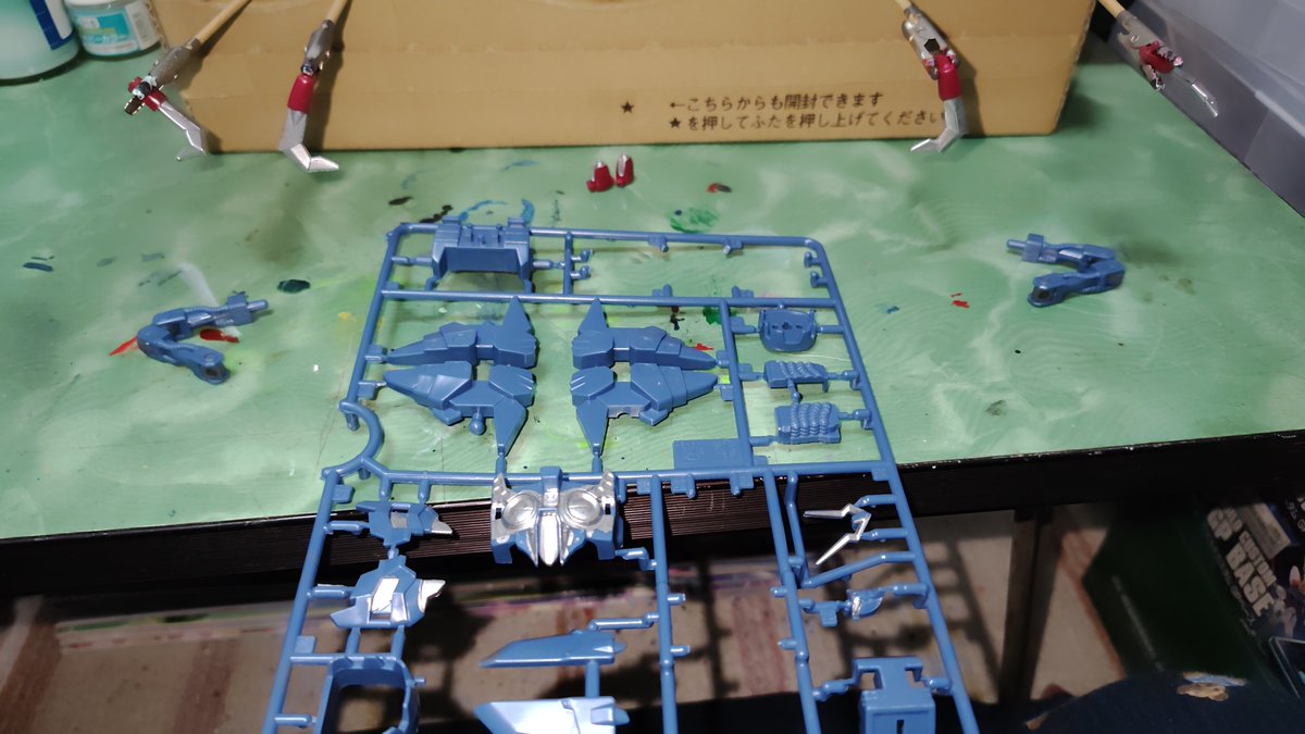chiku2gonzalez's tweet photo. ガンダムヴァサーゴチェストブレイクに着手。

したはいいけど割と複雑なとこにマーカーで塗装してみるチャレンジした結果、普通に入り組んだとこ塗れてないので筆使わんとな https://t.co/ZdbE4gyXrX