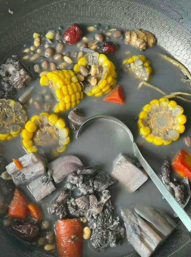 txtharihariWNI's tweet photo. Niatnya masak sayur asem biar anak semangat makan… malah bikin drama sendiri di rumah. 😭

Begitu tutup panci dibuka, aku sama suami langsung diem berdua. 💀😂

Anak baru ngintip sebentar, langsung bilang, “MAMA, AKU GAMAU MAKAN ITU!”

Padahal belum dicicipin sama sekali, udah nolak duluan. 🥺

Ibu mana yang nggak sedih kalau masakannya ditolak sama anak sendiri. 😢

Kalau kalian jadi aku, bakal tetap bujuk anak buat nyobain atau biarin aja daripada makin drama?