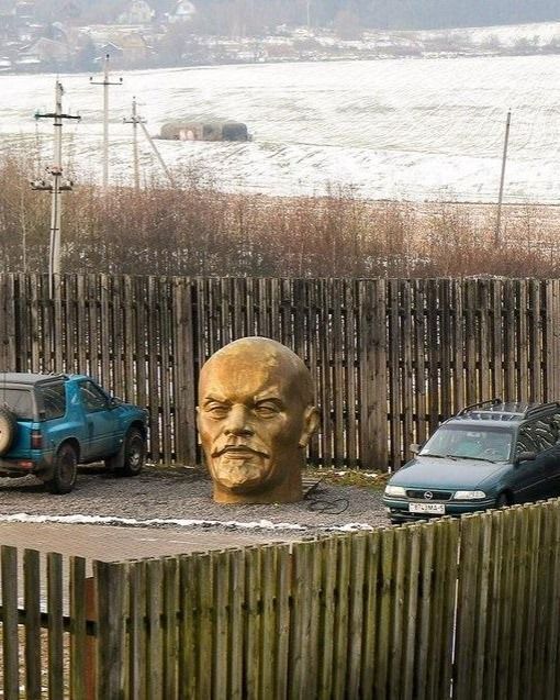 ostzination's tweet photo. seitdem die linke in berlin an der macht ist gibt es keine parkplätze mehr weil überall lenin köpfe rumstehen https://t.co/w4mEWsaCYa