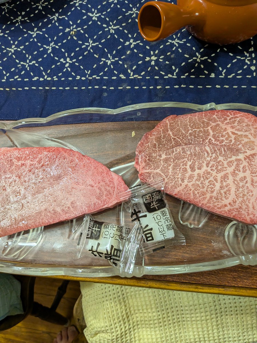 GUN8381's tweet photo. 連休二晩目の贅沢は、上総和牛の最高級醤油ソヤノワール使用のステーキです🥩
千葉人でもなかなか口に出来ませんが、品質は有名銘柄牛に引けを取りません✌️
ナイフをちょっと滑らすだけで切れ、とろける脂の旨味が広がります😋
千葉の銘柄牛で銚子の地酒を呑めるのは最高の贅沢ですね✨
#日本酒
#銚子 https://t.co/uzdq91jLon