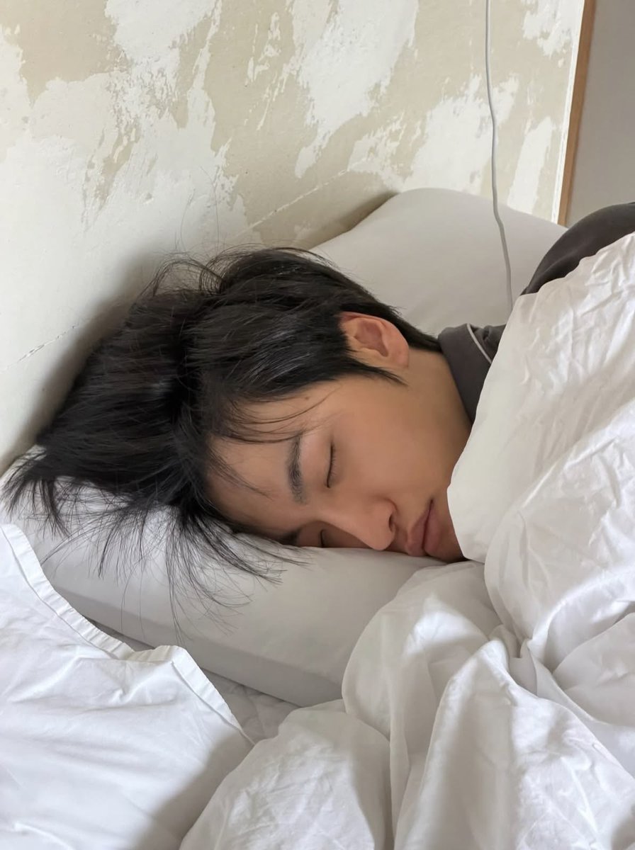 sunnis_100's tweet photo. 성화님 남친짤 보면 진짜 개큰가능 느껴지고.. 마음 너무 힘들고 여자로서 박성화를 가지지 못했다는 개큰상실감과 어떠한 통들이 무슨 쓰나미처럼 나에게 밀려오는데 그럴 때마다 눈물밖에 흘릴 게 없어서 하염없이 박성화 사진 잡고 우는 여자가 됨. https://t.co/f2KRj8QL2w